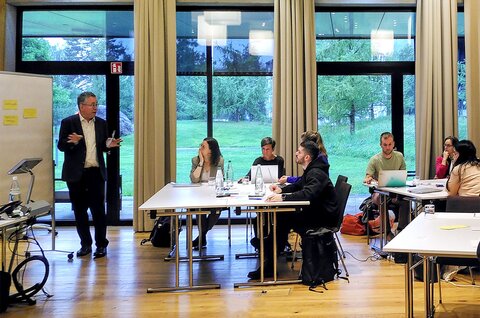 Il relatore David Aschmann insieme ad alcuni partecipanti al workshop.
